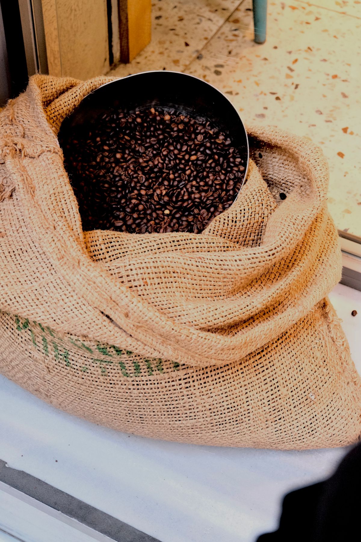 Costal de granos de café tostado