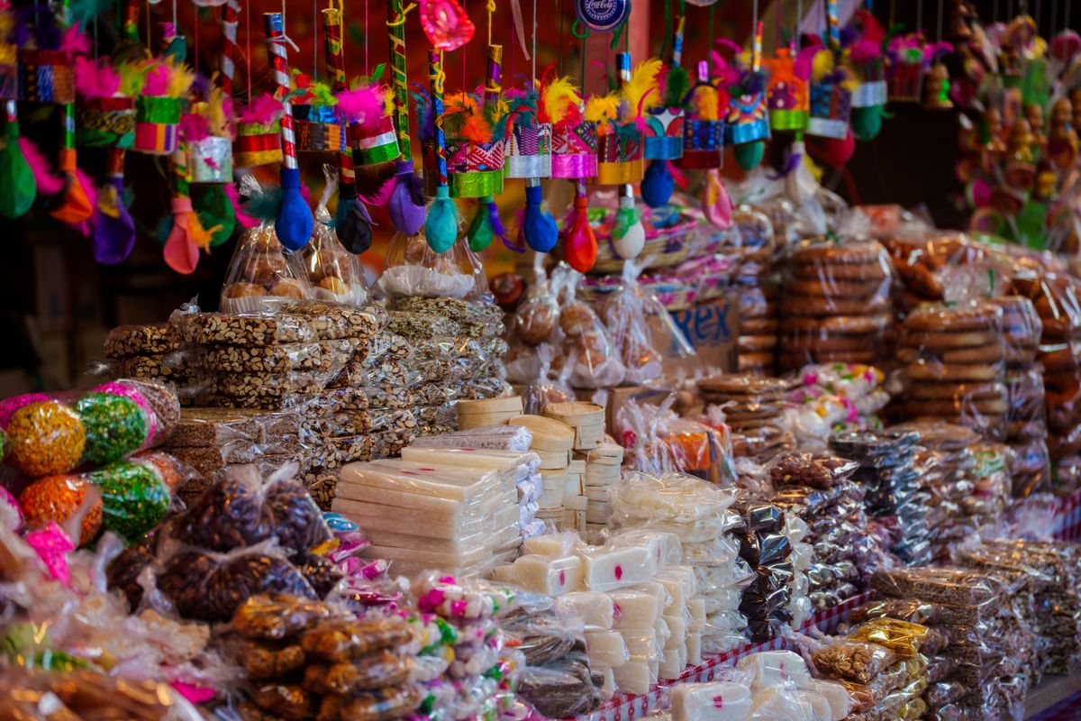 Variedad de golosinas y dulces tradicionales de colores