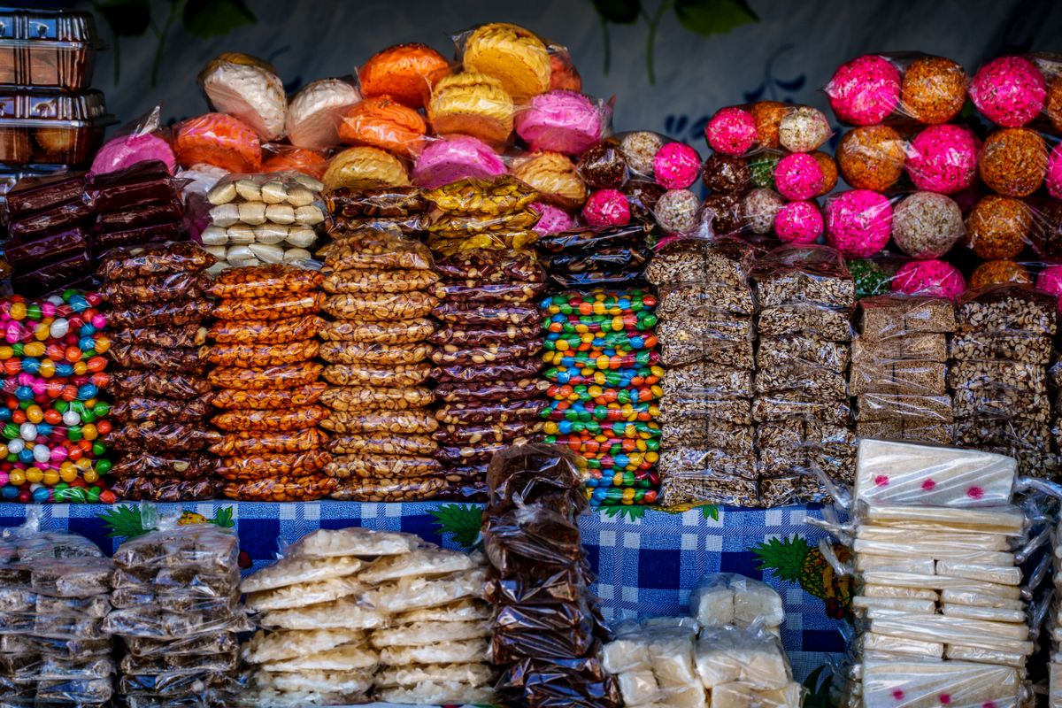 Mesa de dulces típicos guatemaltecos de colores apilados en el mercado