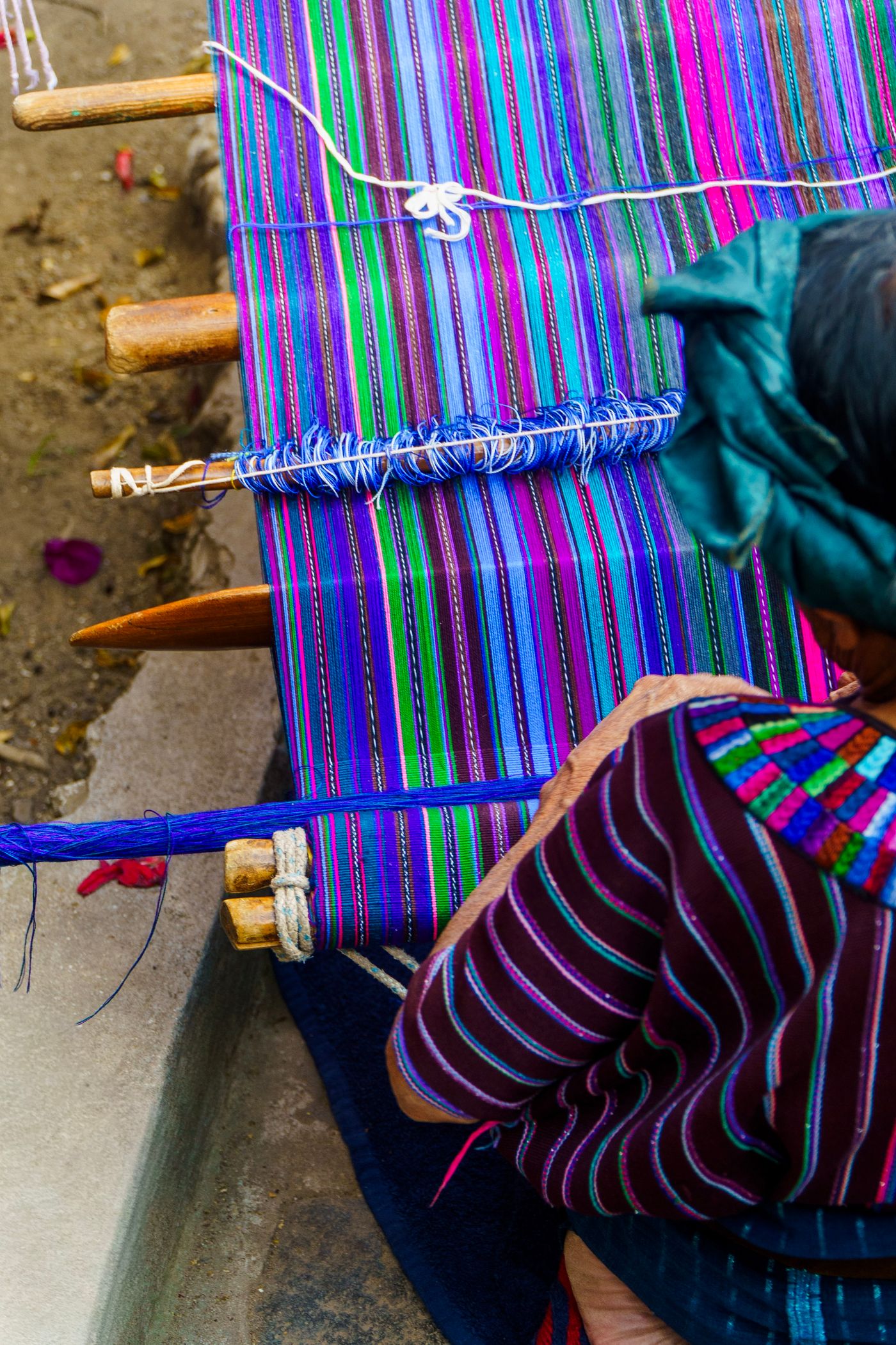 Tejido tradicional de colores hecho en telar en Sololá, Guatemala